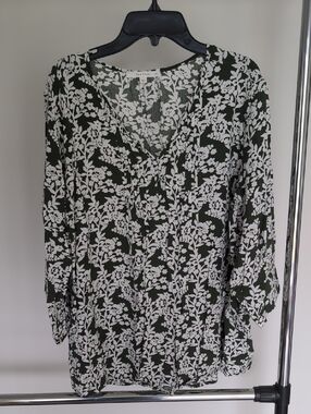 fun 2 fun Forest Green and White Floral V-Neck Tunic